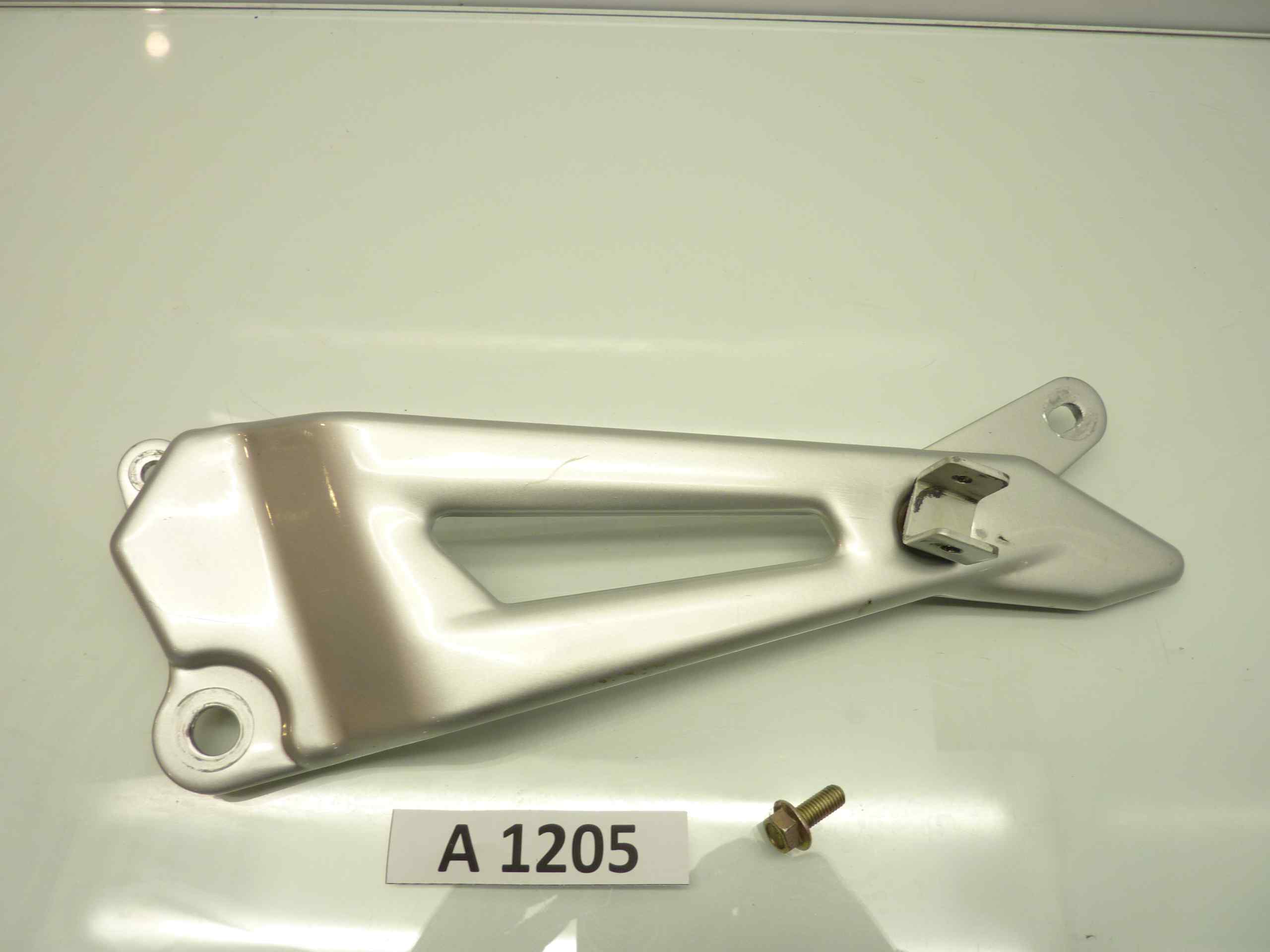 Yamaha YBR 125 07-15 staffa poggiapiedi posteriore destra
