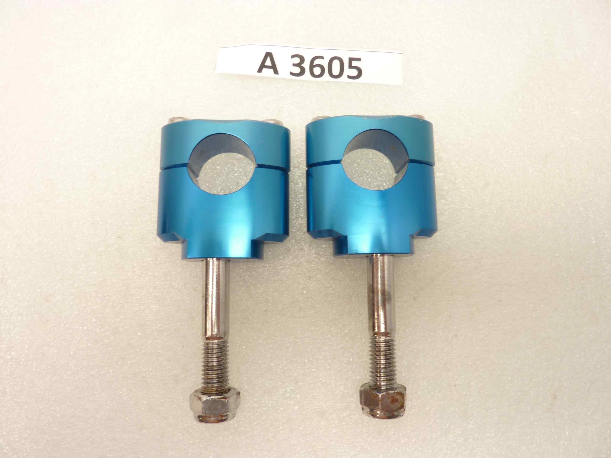 Riser manubrio Qtech Race M12 azzurri alt tot 60,5mm, largh sede manubrio 28 mm, alt curva inf alla piastra di sterzo 27 mm