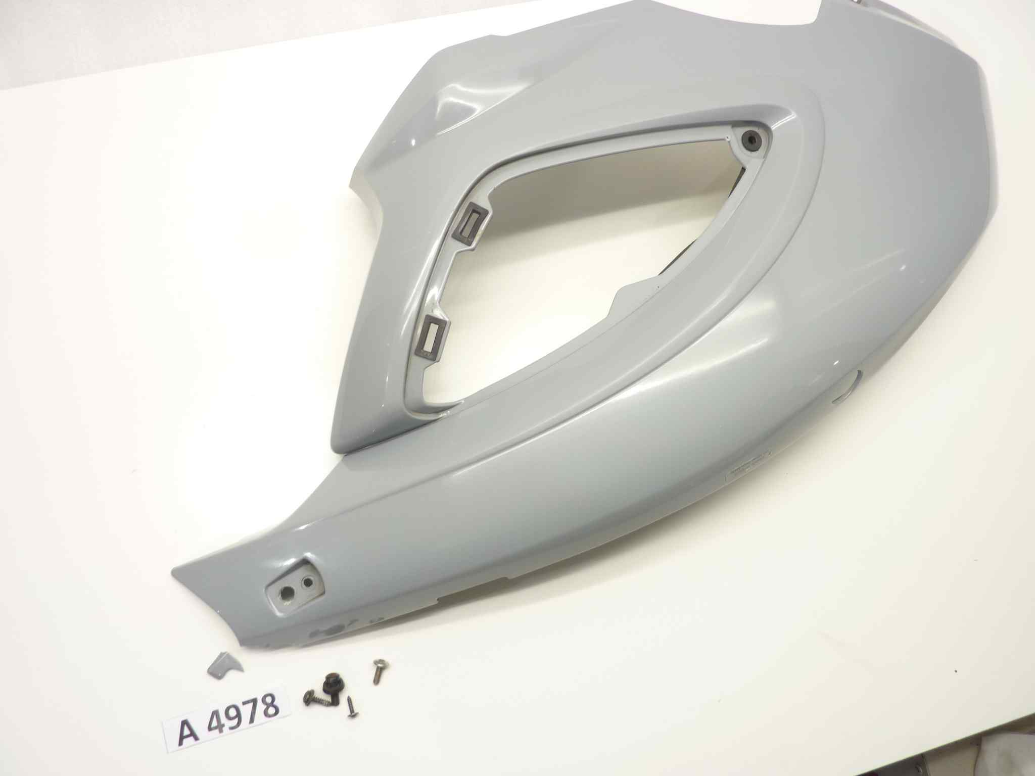 BMW F650 CS SCARVER Carena anteriore destra con piccolo pezzo danneggiato ma presente