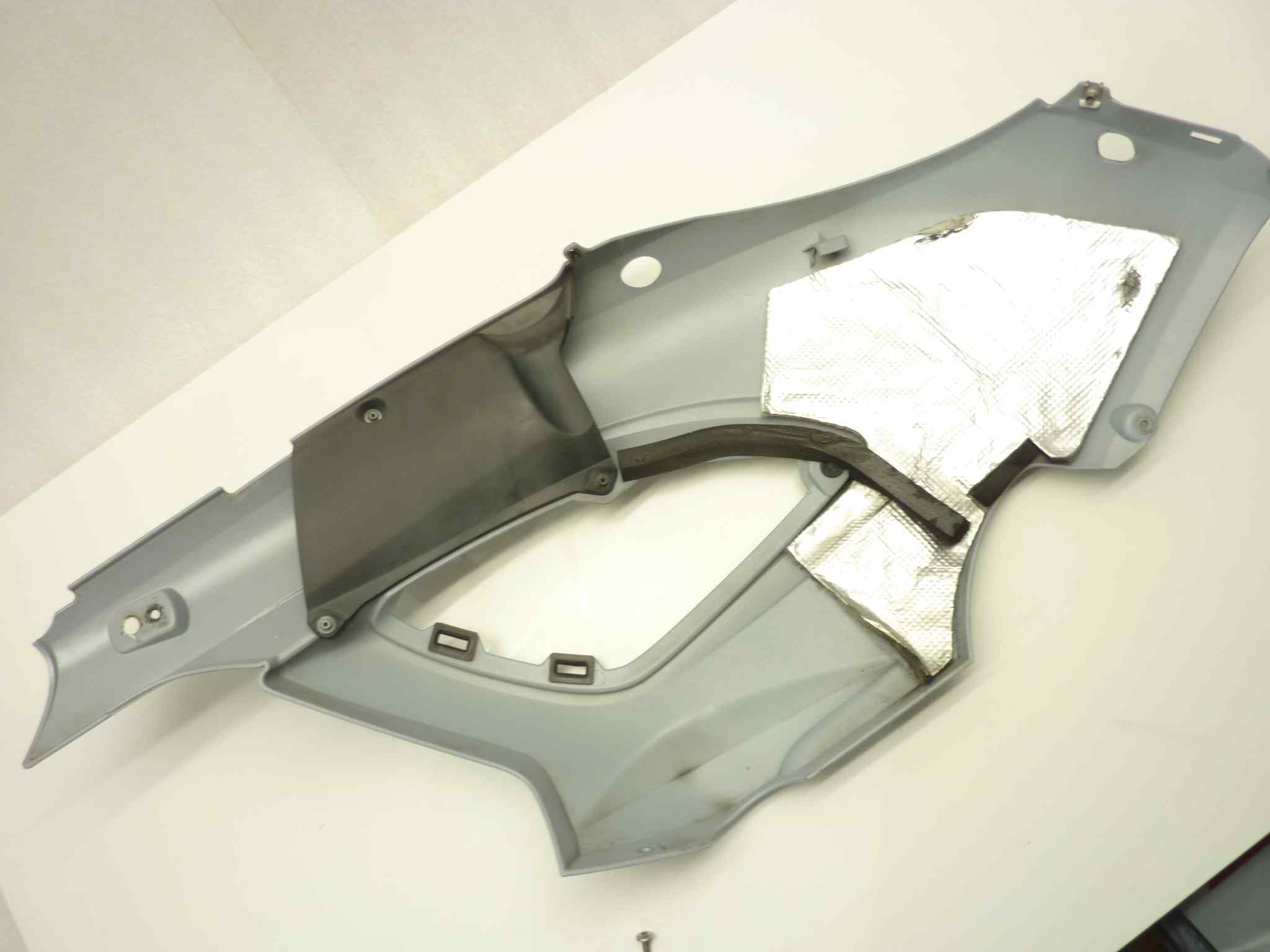 BMW F650 CS SCARVER Carena anteriore destra con piccolo pezzo danneggiato ma presente - immagine 6