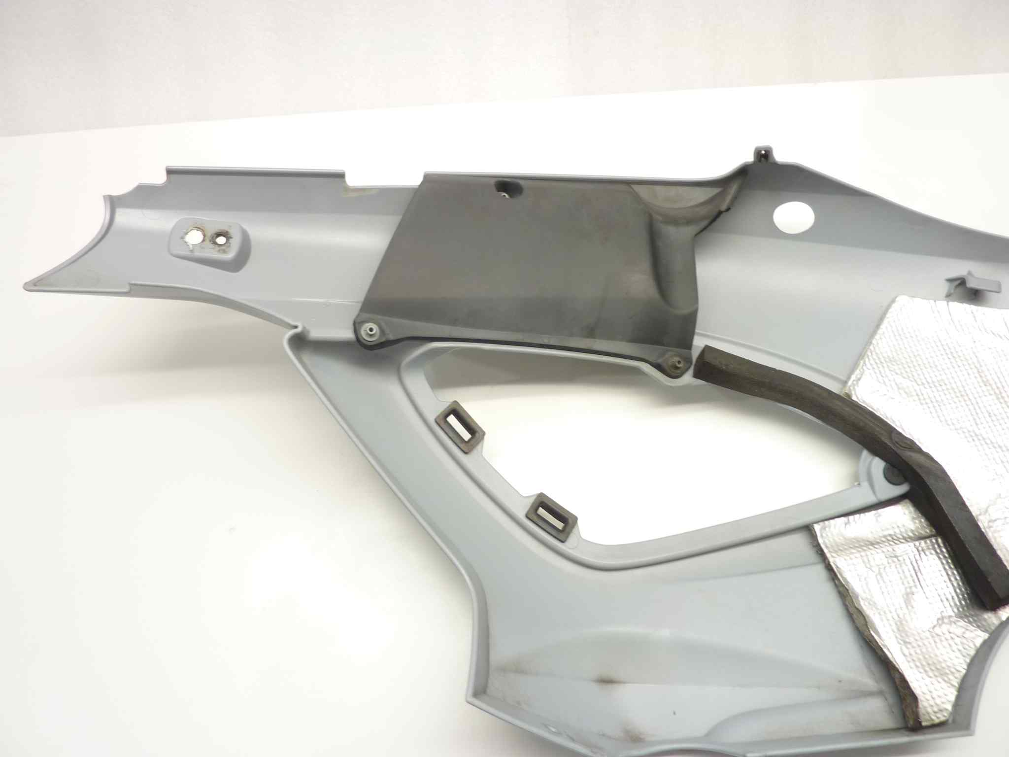 BMW F650 CS SCARVER Carena anteriore destra con piccolo pezzo danneggiato ma presente - immagine 7