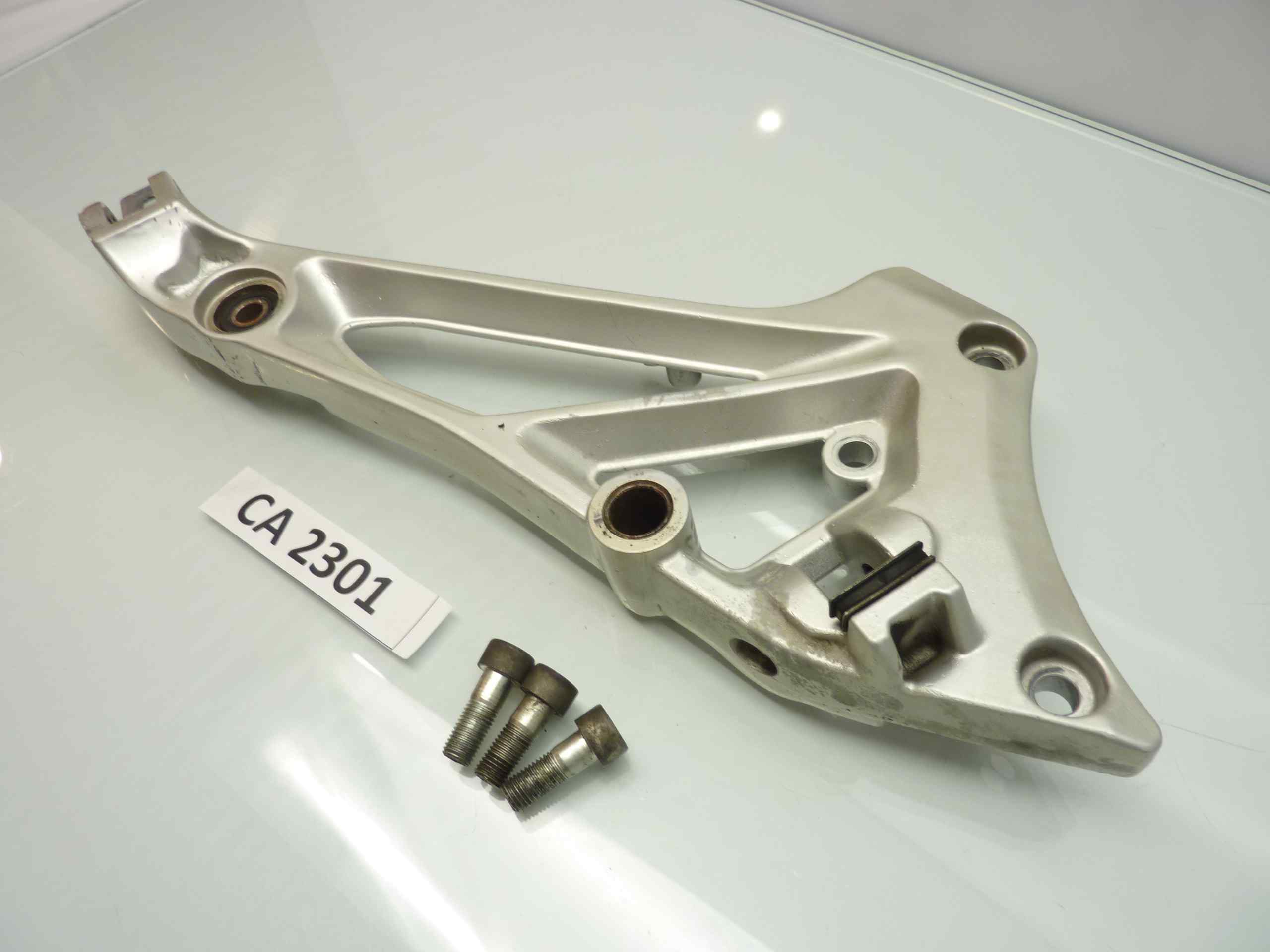 SUZUKI GSX 550 ES 84-86 Staffa poggiapiedi pedalini destra - immagine 2