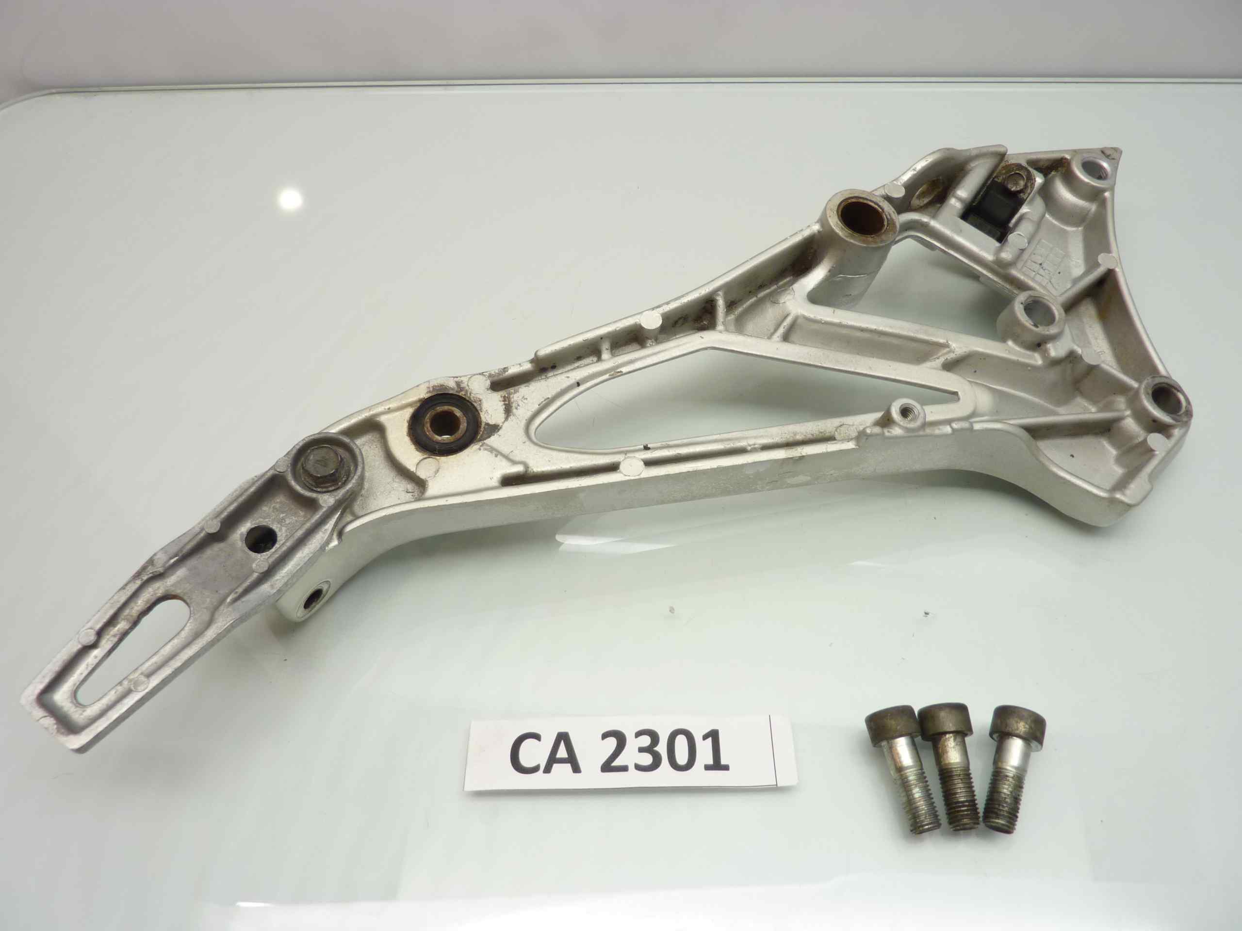 SUZUKI GSX 550 ES 84-86 Staffa poggiapiedi pedalini destra - immagine 3