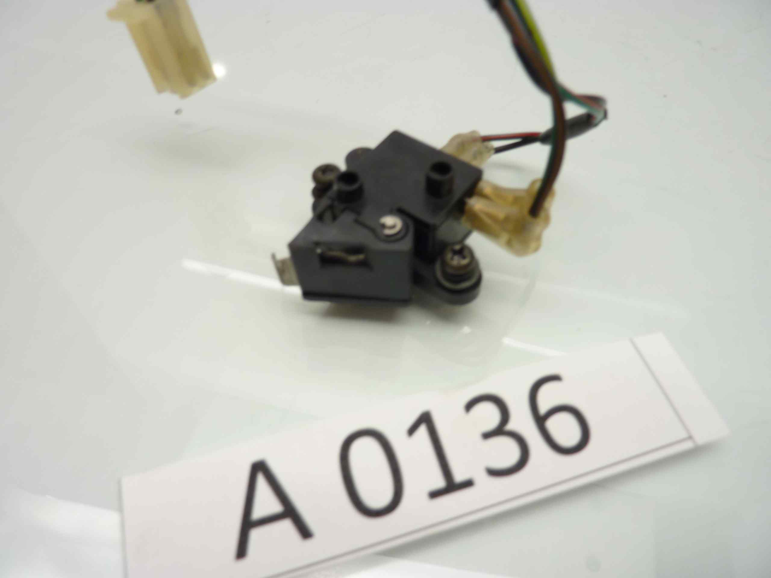 HONDA FES 125 150 PHANTEON Sensore freni luce e stop - immagine 2