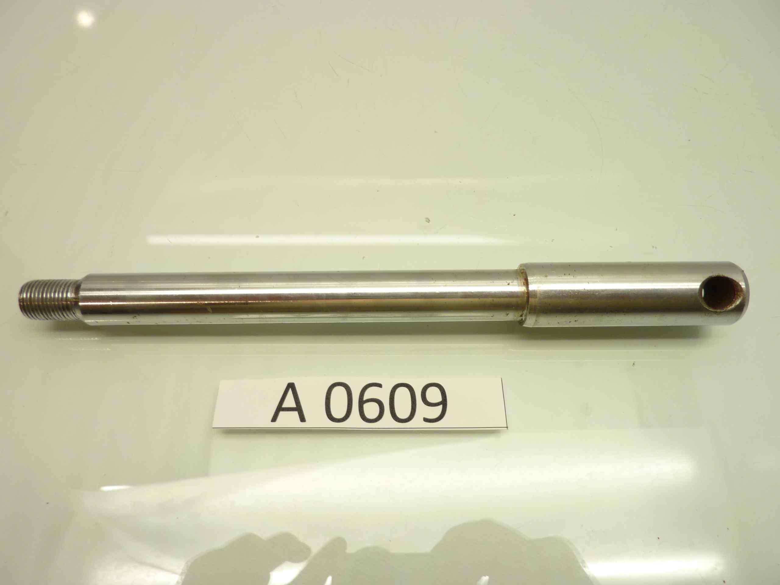 MOTO GUZZI Perno ruota cromato diam centrale 20 mm lung 270 mm