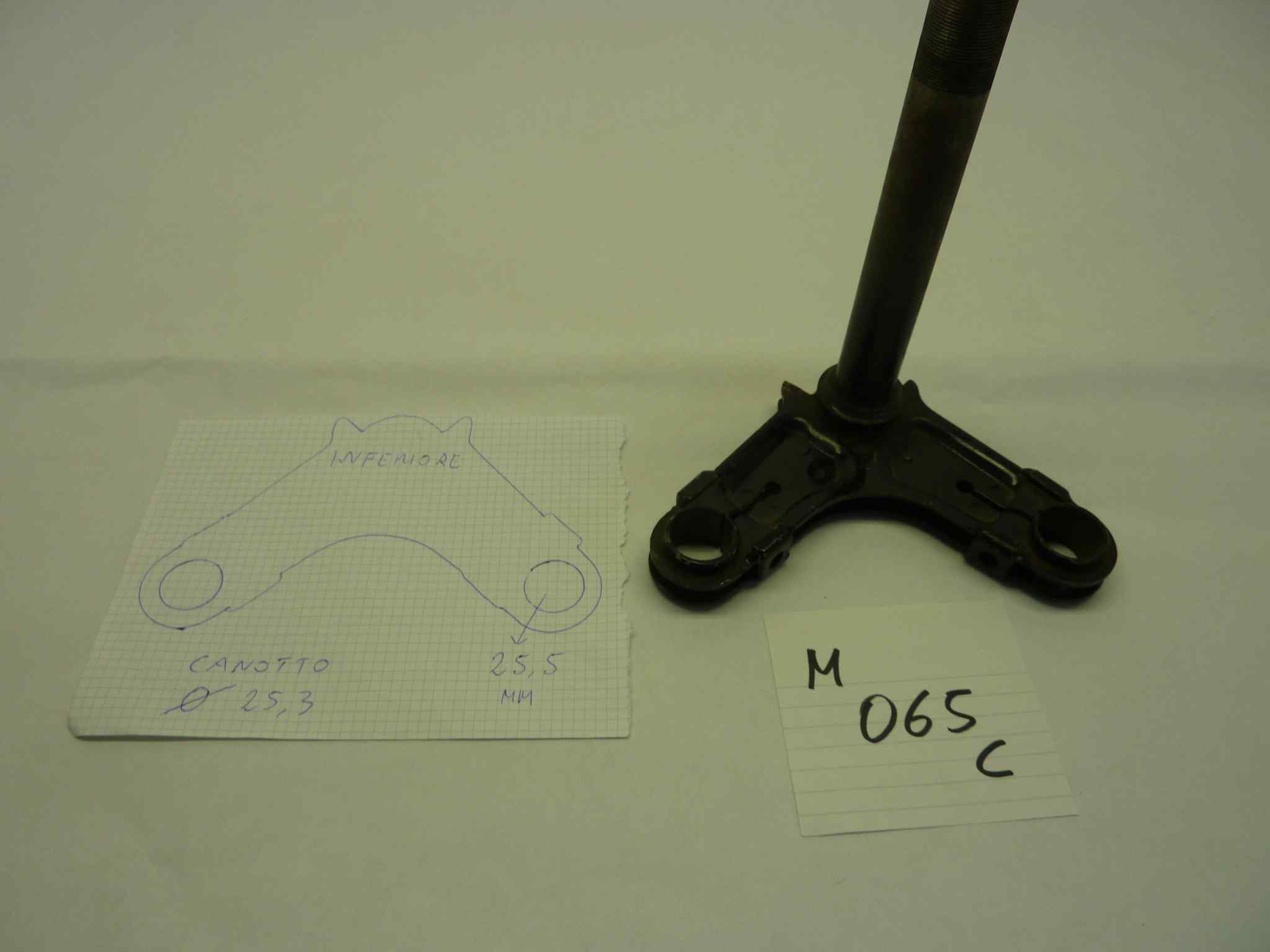 GILERA 98 124 150 piastra sterzo inferiore con canotto nera