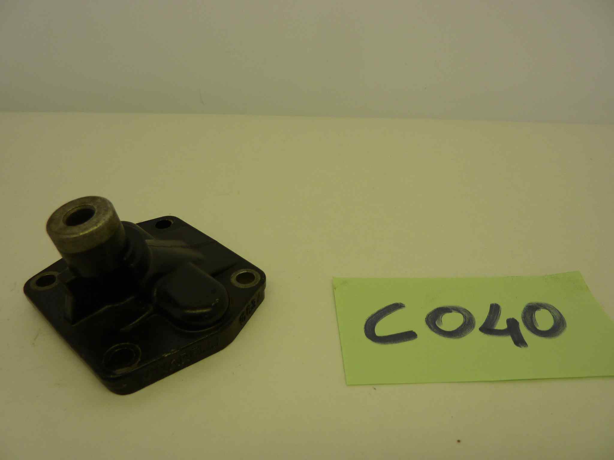 COLLETTORE CARBURATORE diam imbocco 18 mm int fori 47