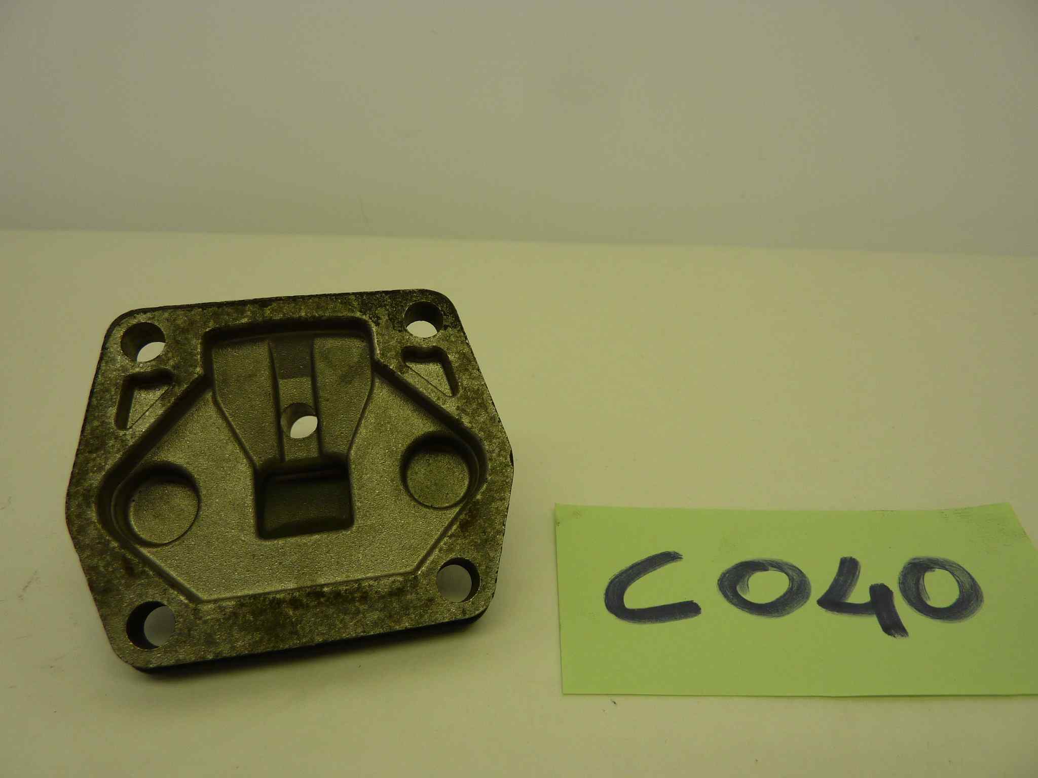 COLLETTORE CARBURATORE diam imbocco 18 mm int fori 47 - immagine 3