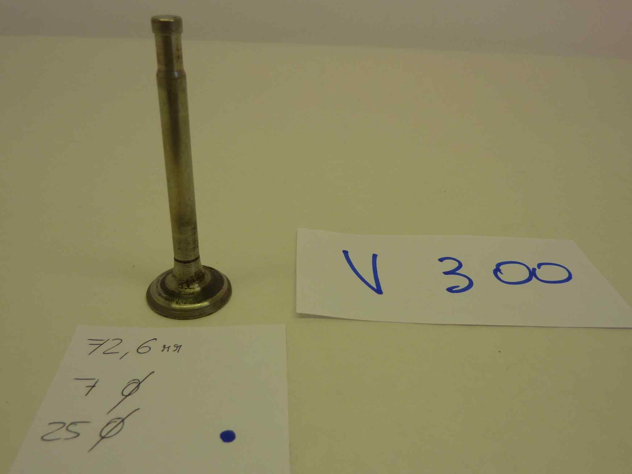 Valvola motore aspirazione o scarico moto epoca Altezza totale 72,6 mm - diam stelo 7 mm - diam testa 25 mm