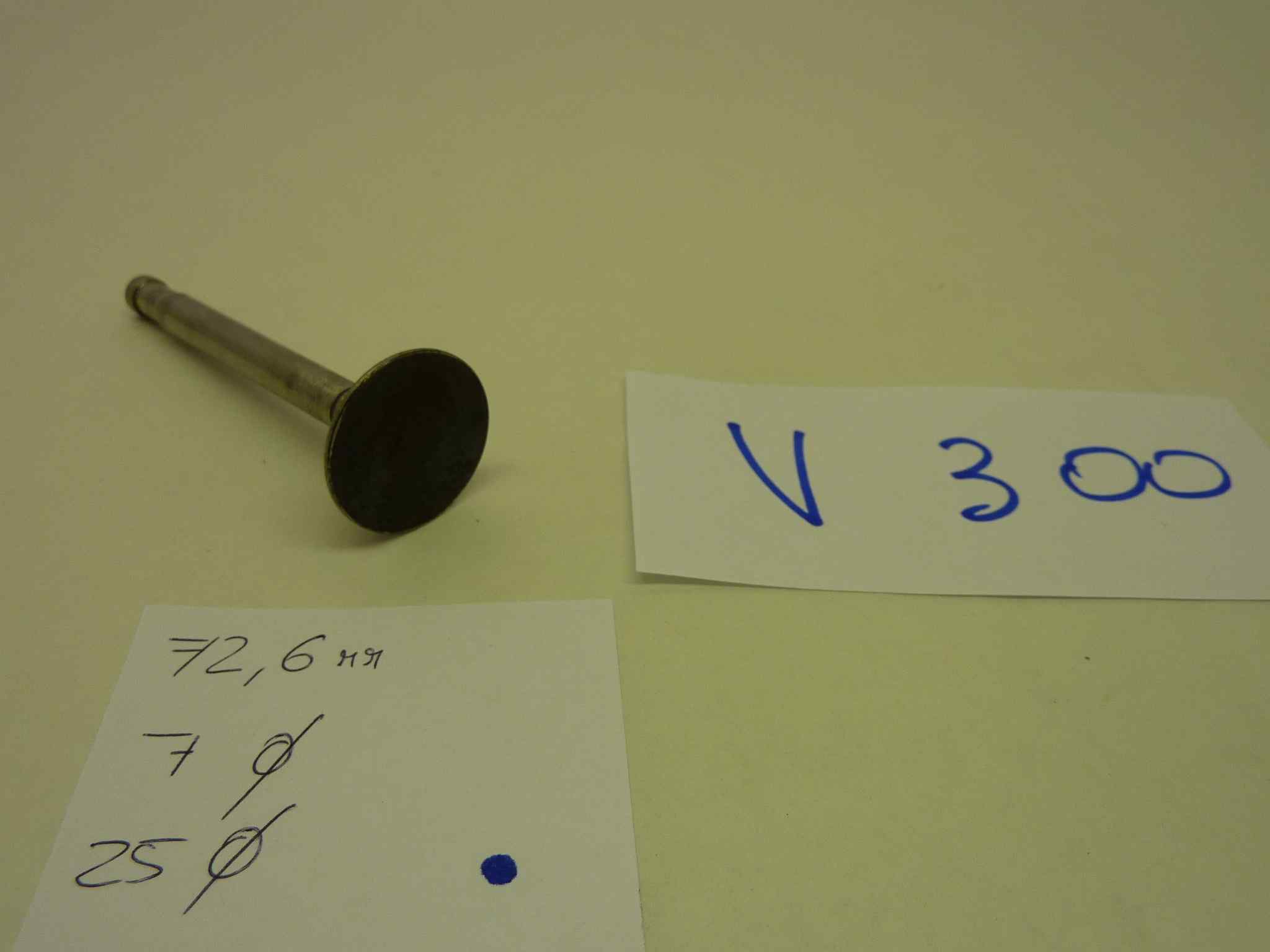 Valvola motore aspirazione o scarico moto epoca Altezza totale 72,6 mm - diam stelo 7 mm - diam testa 25 mm - immagine 2