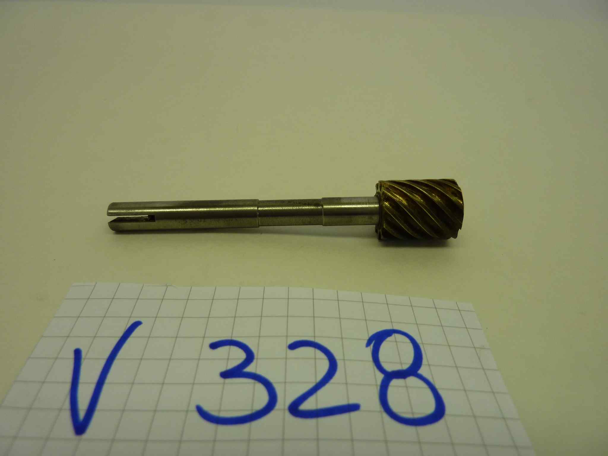 Perno rinvio ingranaggio contachilometri moto epoca lungh 84,5 mm - diam ingranaggio 14 mm - altezza ingranaggio 20 mm - diam asta 7 mm