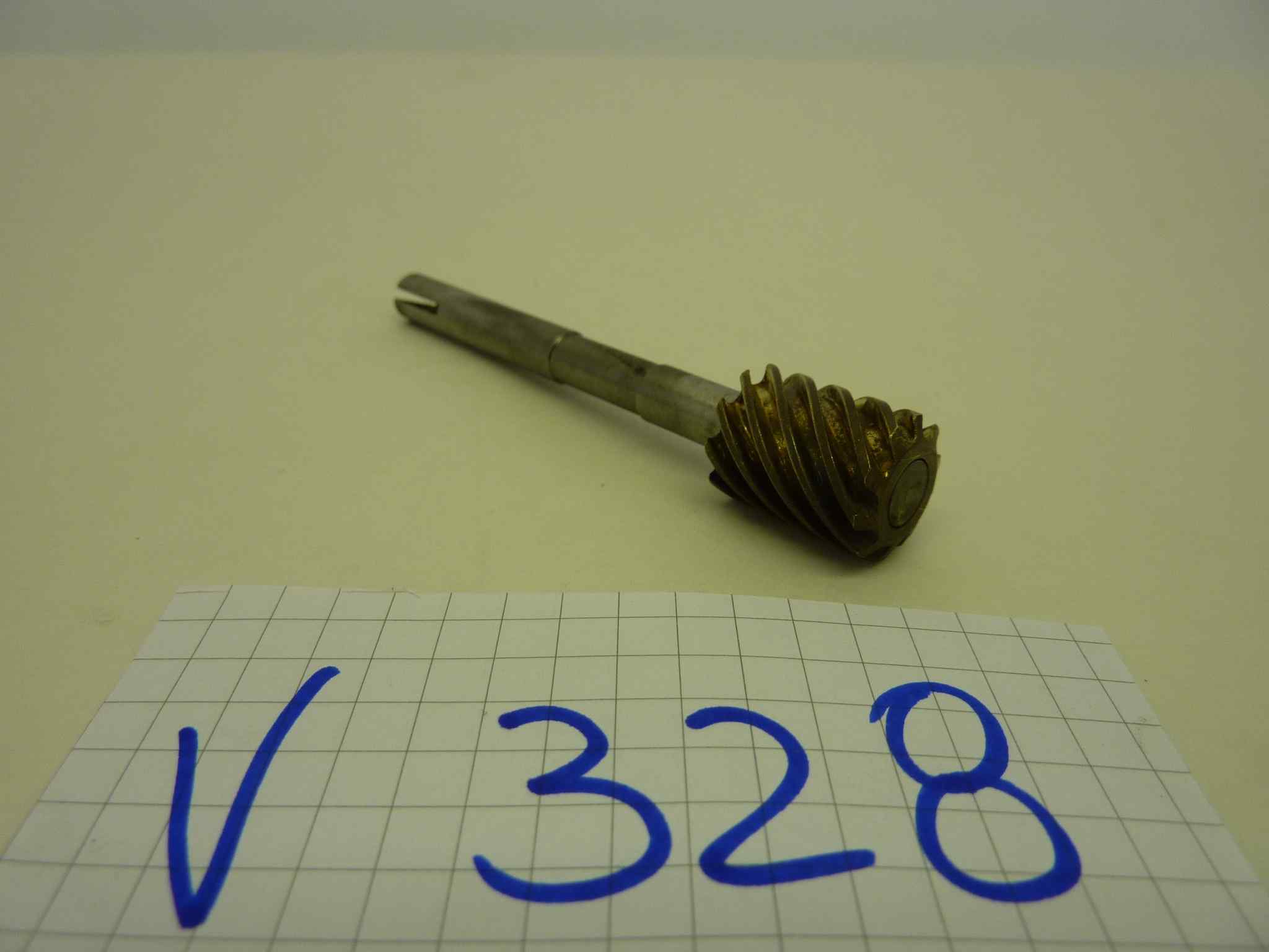 Perno rinvio ingranaggio contachilometri moto epoca lungh 84,5 mm - diam ingranaggio 14 mm - altezza ingranaggio 20 mm - diam asta 7 mm - immagine 2