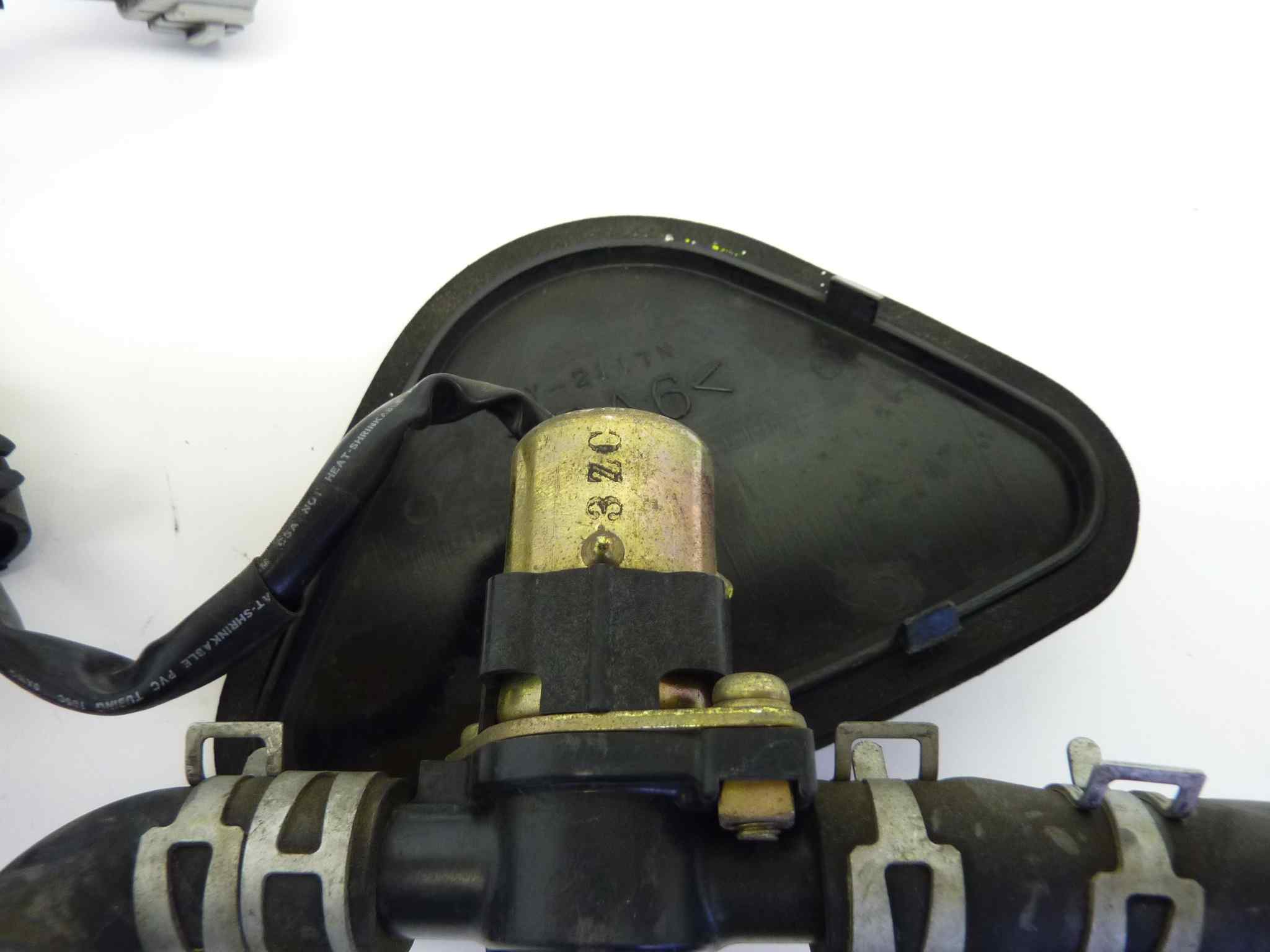 YAMAHA YZF R1 04 05 06 Sensore temperatura olio motore completo di staffa e cablaggio VALVOLA PAIR SENSORE VAPORI OLIO MOTORE - immagine 3