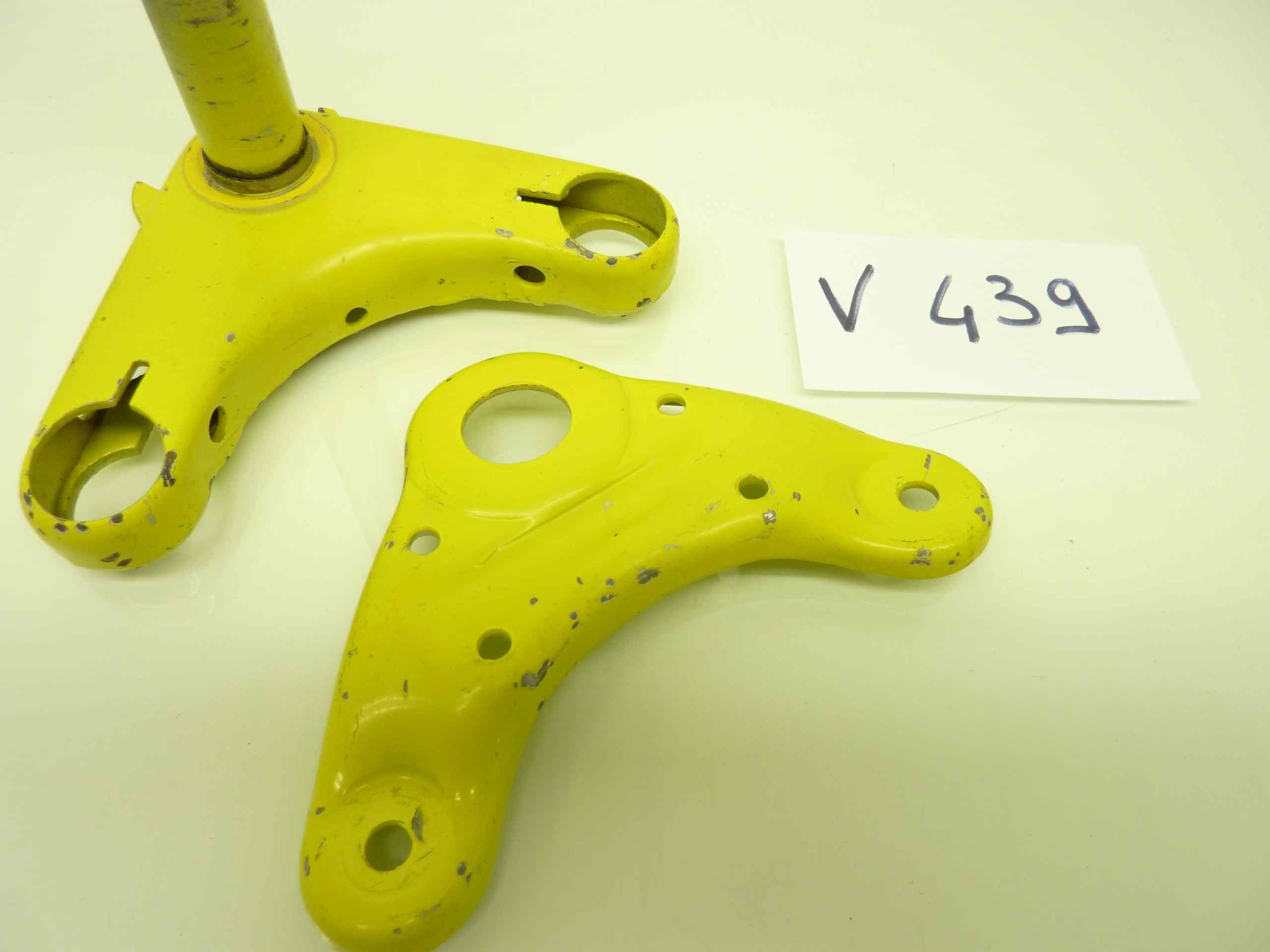 piastra sterzo moto ciclomotore epoca gialla interasse steli 137 diametro steli 27 diametro canotto 25 mm