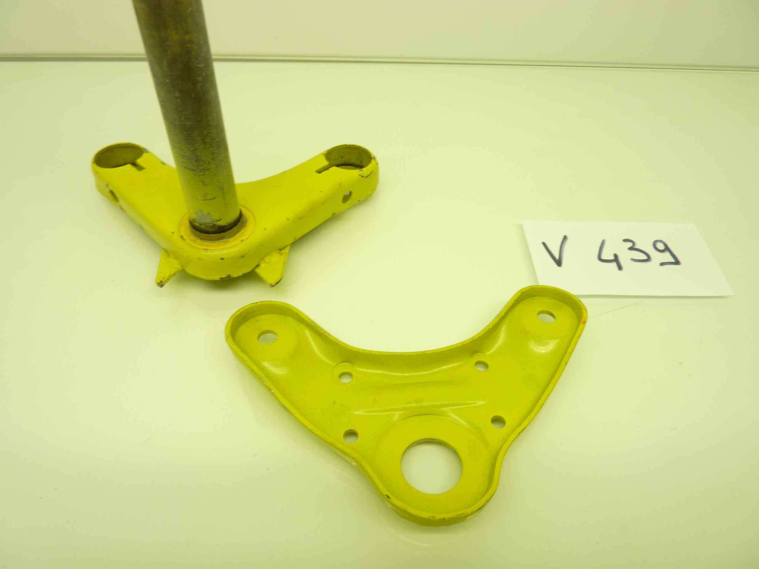 piastra sterzo moto ciclomotore epoca gialla interasse steli 137 diametro steli 27 diametro canotto 25 mm - immagine 3