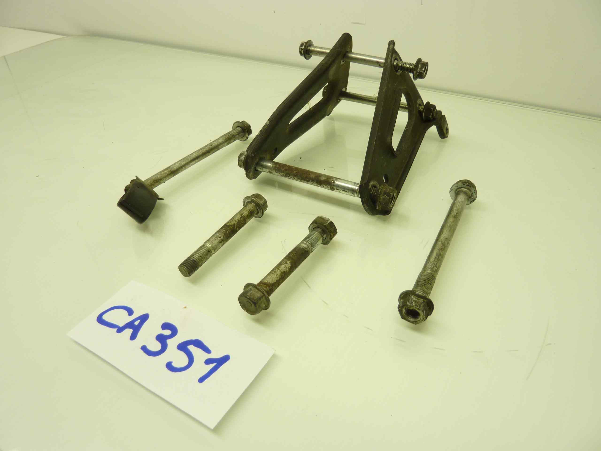 Honda CX 500 staffe porta motore con bulloneria - immagine 2