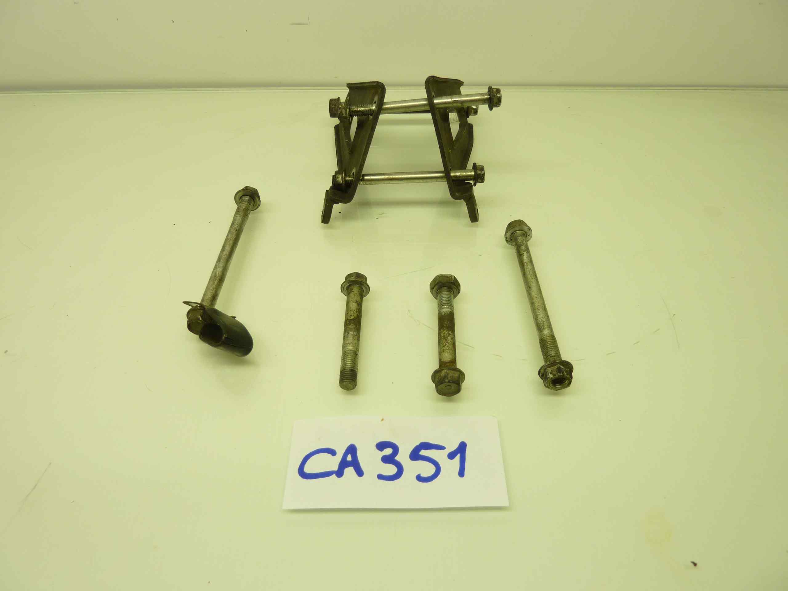 Honda CX 500 staffe porta motore con bulloneria - immagine 3