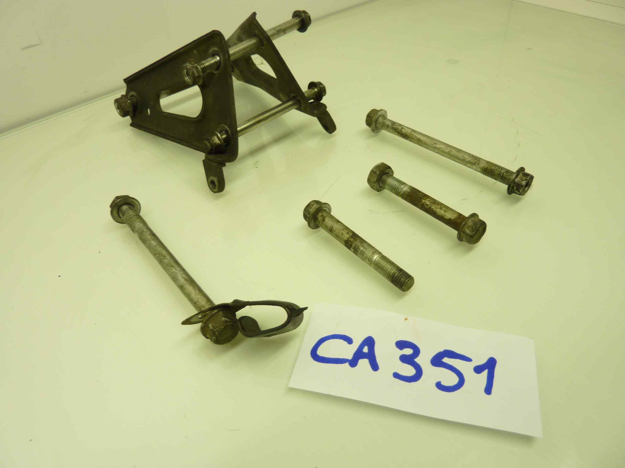 Honda CX 500 staffe porta motore con bulloneria - immagine 4