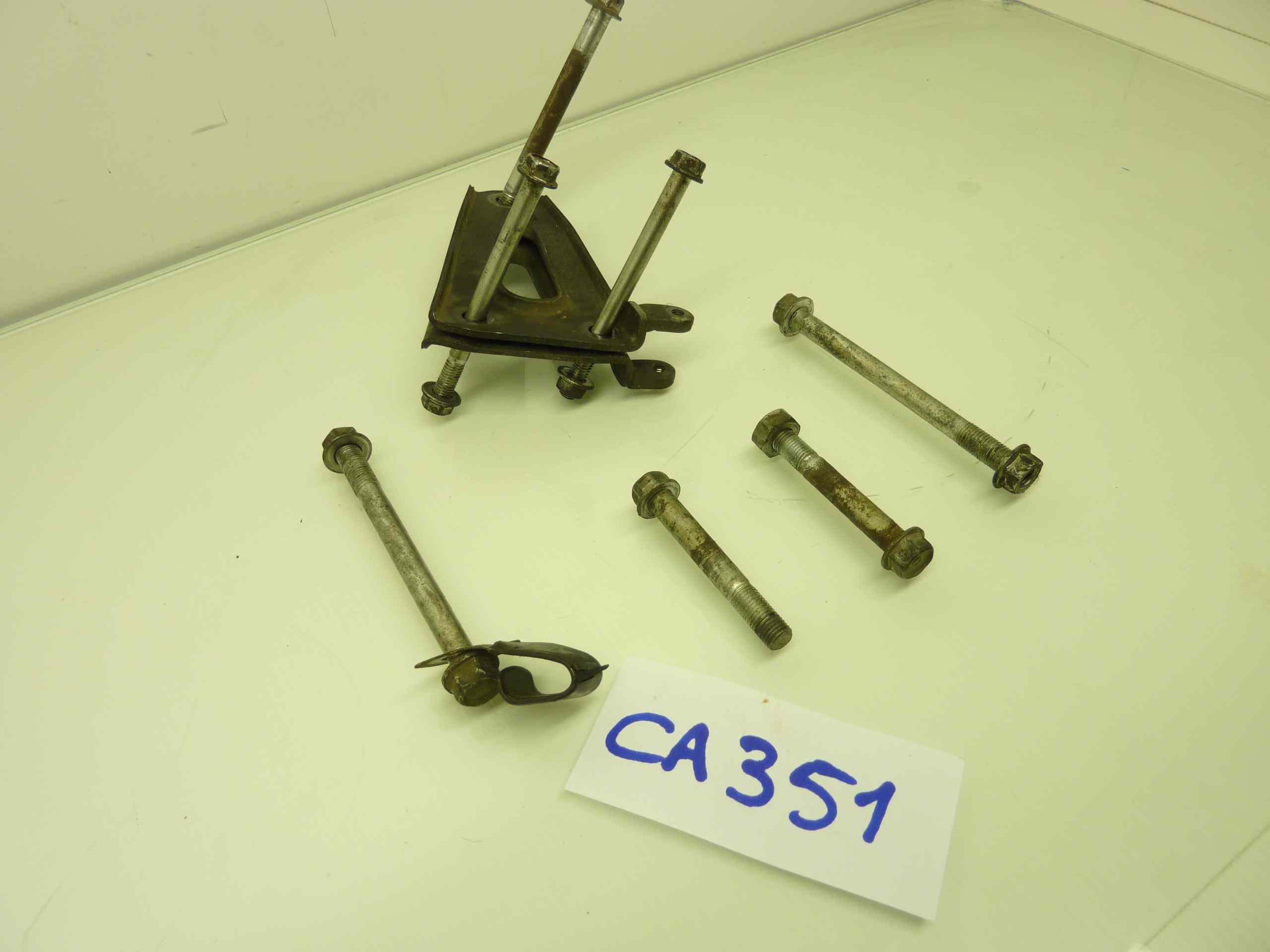 Honda CX 500 staffe porta motore con bulloneria - immagine 5