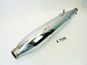 Marmitta Parilla Reactor B N 319510 varie moto epoca lungh tot 675 mm - distanza staffa imbocco 290 mm - diam imbocco 39 mm - diam centrale 83 mm - destra nuovo fondo di magazzino