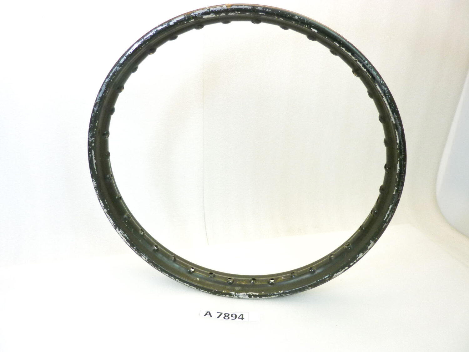 Cerchio acciaio 19 x 1,60 36 fori Agrati Monticello militare- diametro 508 mm - larghezza esterna canale 59 mm - interno canale 40,8 mm moto epoca nuovo fondo di magazzino - il prodotto puo' presentare imperfezioni, puntinature di ruggine, VEDI FOTO SE PRESENTI