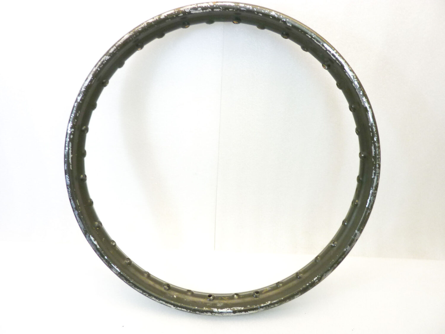 Cerchio acciaio 19 x 1,60 36 fori Agrati Monticello militare- diametro 508 mm - larghezza esterna canale 59 mm - interno canale 40,8 mm moto epoca nuovo fondo di magazzino - il prodotto puo' presentare imperfezioni, puntinature di ruggine, VEDI FOTO SE PRESENTI - immagine 3