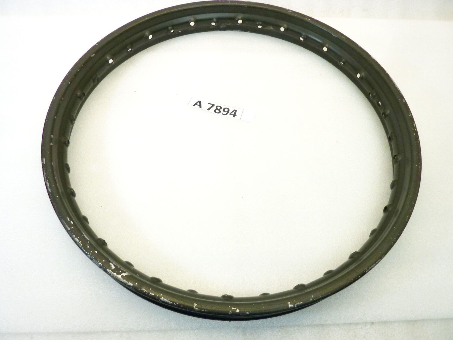 Cerchio acciaio 19 x 1,60 36 fori Agrati Monticello militare- diametro 508 mm - larghezza esterna canale 59 mm - interno canale 40,8 mm moto epoca nuovo fondo di magazzino - il prodotto puo' presentare imperfezioni, puntinature di ruggine, VEDI FOTO SE PRESENTI - immagine 5