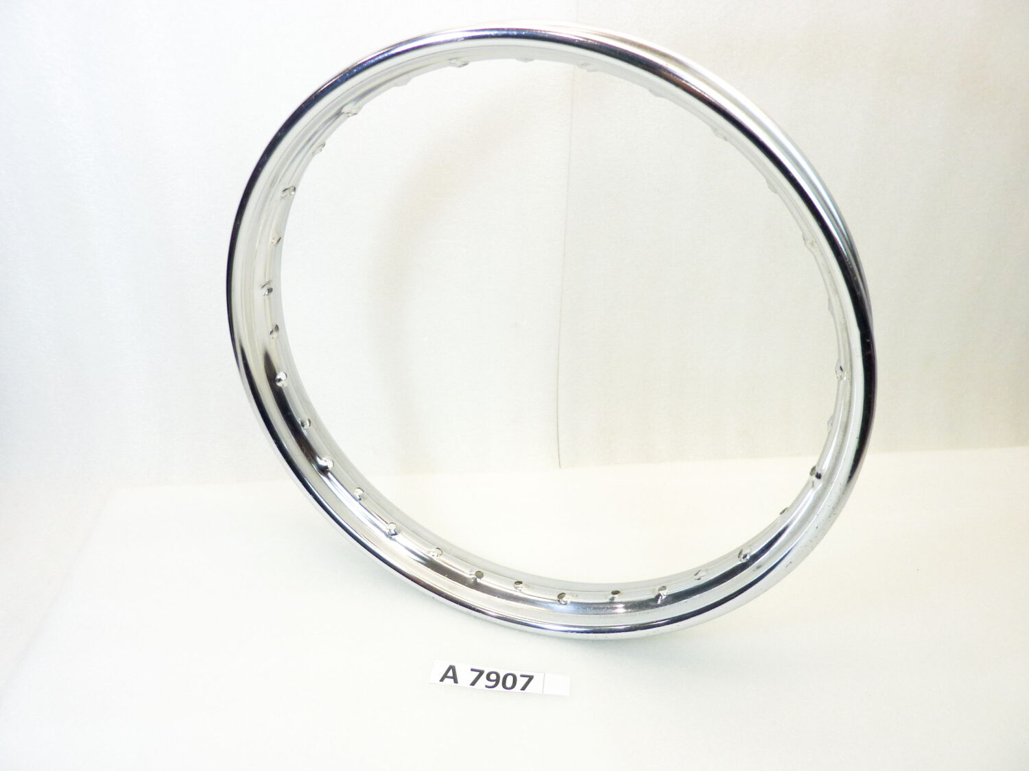 Cerchio acciaio 17 32 fori Agrati Monticello - diametro 456 mm - larghezza esterna canale 55 mm - interno canale 36,8 mm moto epoca nuovo fondo di magazzino - il prodotto puo' presentare imperfezioni, puntinature di ruggine, VEDI FOTO SE PRESENTI