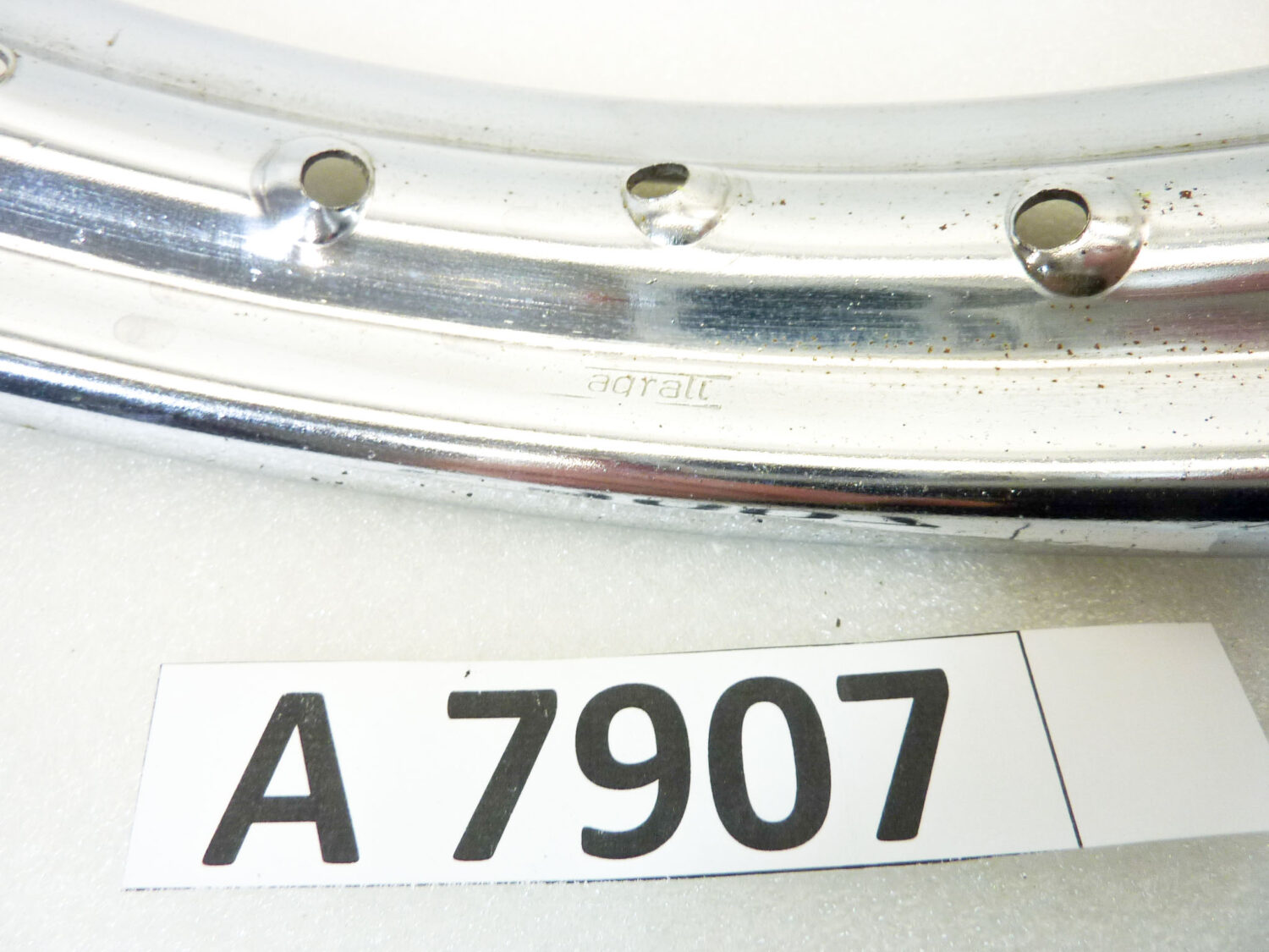 Cerchio acciaio 17 32 fori Agrati Monticello - diametro 456 mm - larghezza esterna canale 55 mm - interno canale 36,8 mm moto epoca nuovo fondo di magazzino - il prodotto puo' presentare imperfezioni, puntinature di ruggine, VEDI FOTO SE PRESENTI - immagine 2