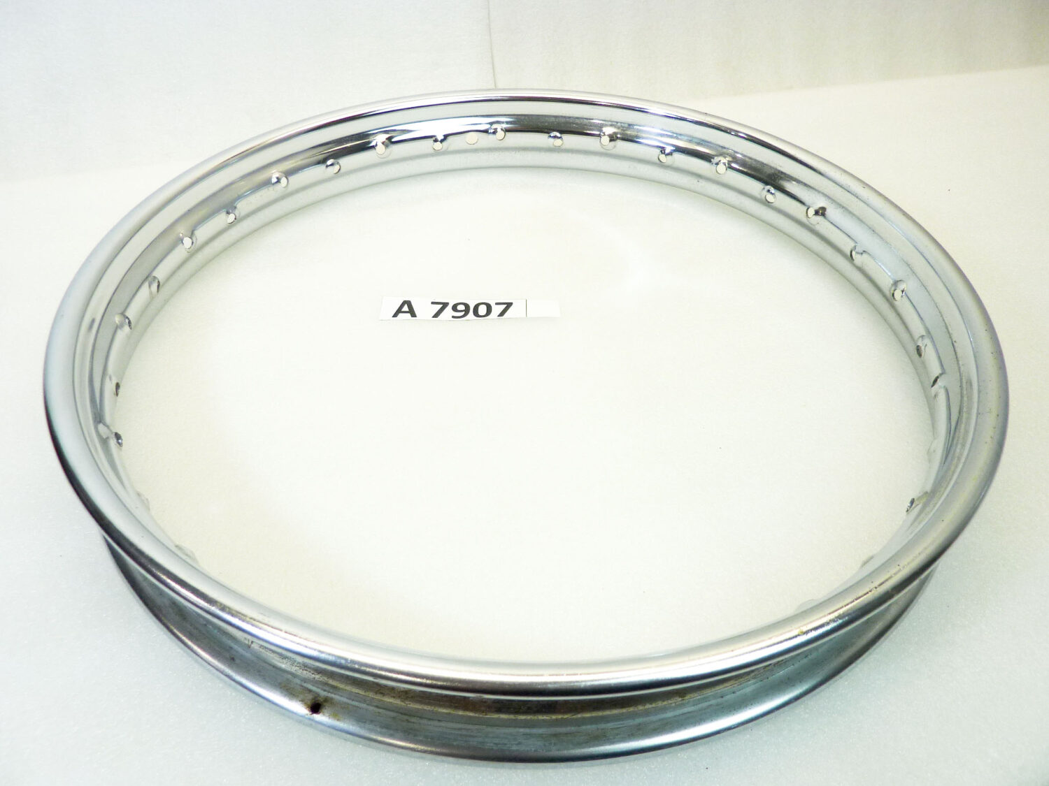 Cerchio acciaio 17 32 fori Agrati Monticello - diametro 456 mm - larghezza esterna canale 55 mm - interno canale 36,8 mm moto epoca nuovo fondo di magazzino - il prodotto puo' presentare imperfezioni, puntinature di ruggine, VEDI FOTO SE PRESENTI - immagine 5