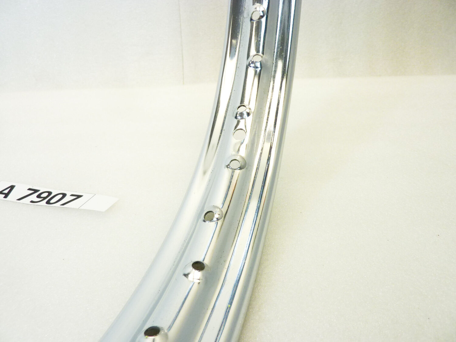 Cerchio acciaio 17 32 fori Agrati Monticello - diametro 456 mm - larghezza esterna canale 55 mm - interno canale 36,8 mm moto epoca nuovo fondo di magazzino - il prodotto puo' presentare imperfezioni, puntinature di ruggine, VEDI FOTO SE PRESENTI - immagine 9