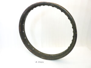 Cerchio 19 x 1,85 40 fori Militare cod 6067- diametro 510 mm - larghezza esterna canale 77 mm - interno canale 54,9 mm moto epoca nuovo fondo di magazzino - il prodotto puo' presentare imperfezioni, puntinature di ruggine, VEDI FOTO SE PRESENTI