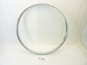 Cerchio acciaio 22 x 1,25 26 x 1 3/4 36 fori O.M.B - diametro 587 mm - larghezza esterna canale 45,5 mm - interno canale 31,8 mm moto epoca nuovo fondo di magazzino - il prodotto puo' presentare imperfezioni, puntinature di ruggine, VEDI FOTO SE PRESENTI