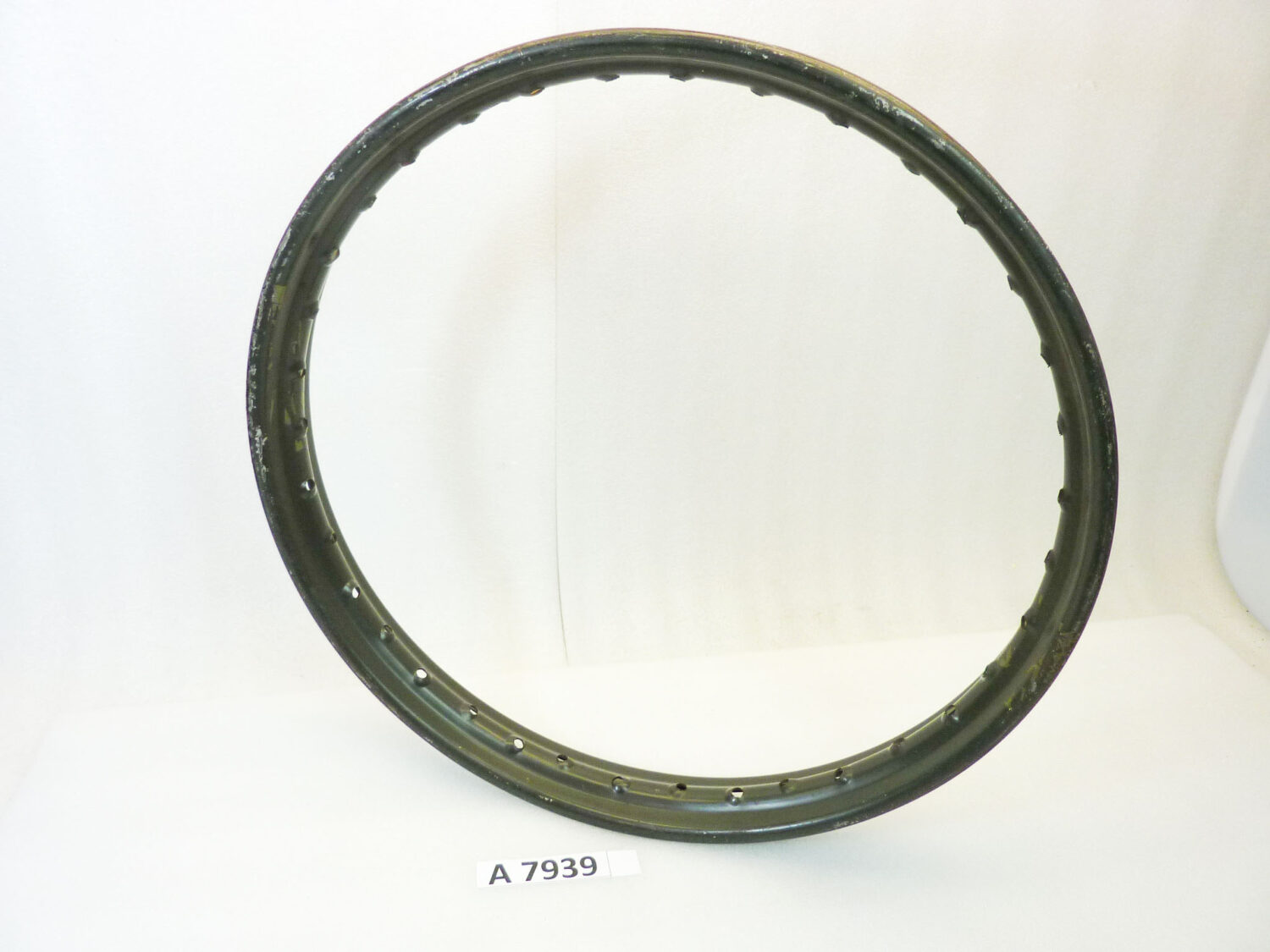 Cerchio acciaio 19 x 1,60 36 fori Agrati Monticello militare - diametro 509 mm - larghezza esterna canale 58,7 mm - interno canale 40 mm moto epoca nuovo fondo di magazzino - il prodotto puo' presentare imperfezioni, puntinature di ruggine, VEDI FOTO SE PRESENTI