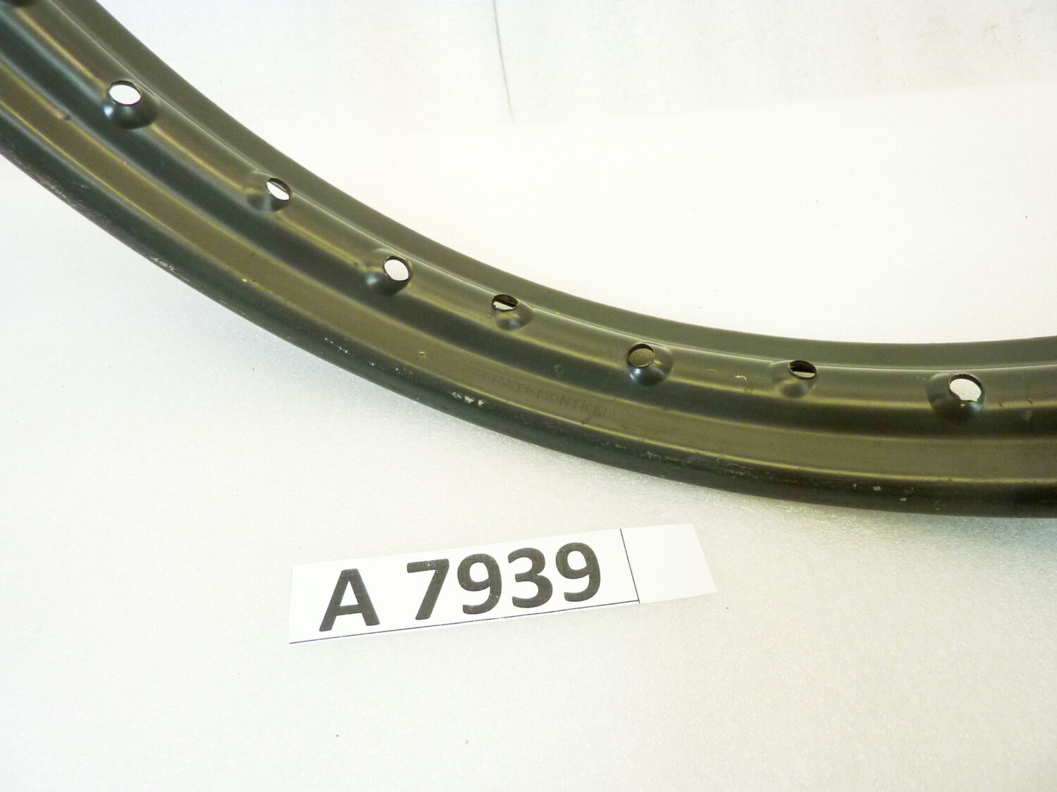Cerchio acciaio 19 x 1,60 36 fori Agrati Monticello militare - diametro 509 mm - larghezza esterna canale 58,7 mm - interno canale 40 mm moto epoca nuovo fondo di magazzino - il prodotto puo' presentare imperfezioni, puntinature di ruggine, VEDI FOTO SE PRESENTI - immagine 2