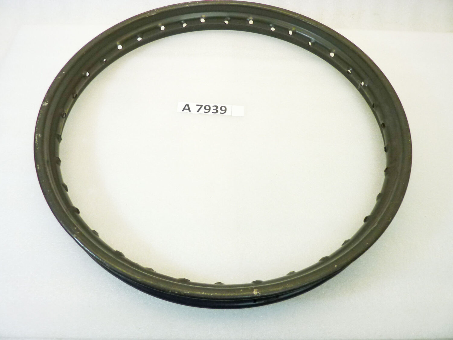 Cerchio acciaio 19 x 1,60 36 fori Agrati Monticello militare - diametro 509 mm - larghezza esterna canale 58,7 mm - interno canale 40 mm moto epoca nuovo fondo di magazzino - il prodotto puo' presentare imperfezioni, puntinature di ruggine, VEDI FOTO SE PRESENTI - immagine 4