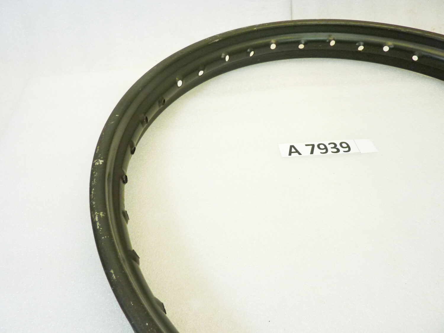 Cerchio acciaio 19 x 1,60 36 fori Agrati Monticello militare - diametro 509 mm - larghezza esterna canale 58,7 mm - interno canale 40 mm moto epoca nuovo fondo di magazzino - il prodotto puo' presentare imperfezioni, puntinature di ruggine, VEDI FOTO SE PRESENTI - immagine 6