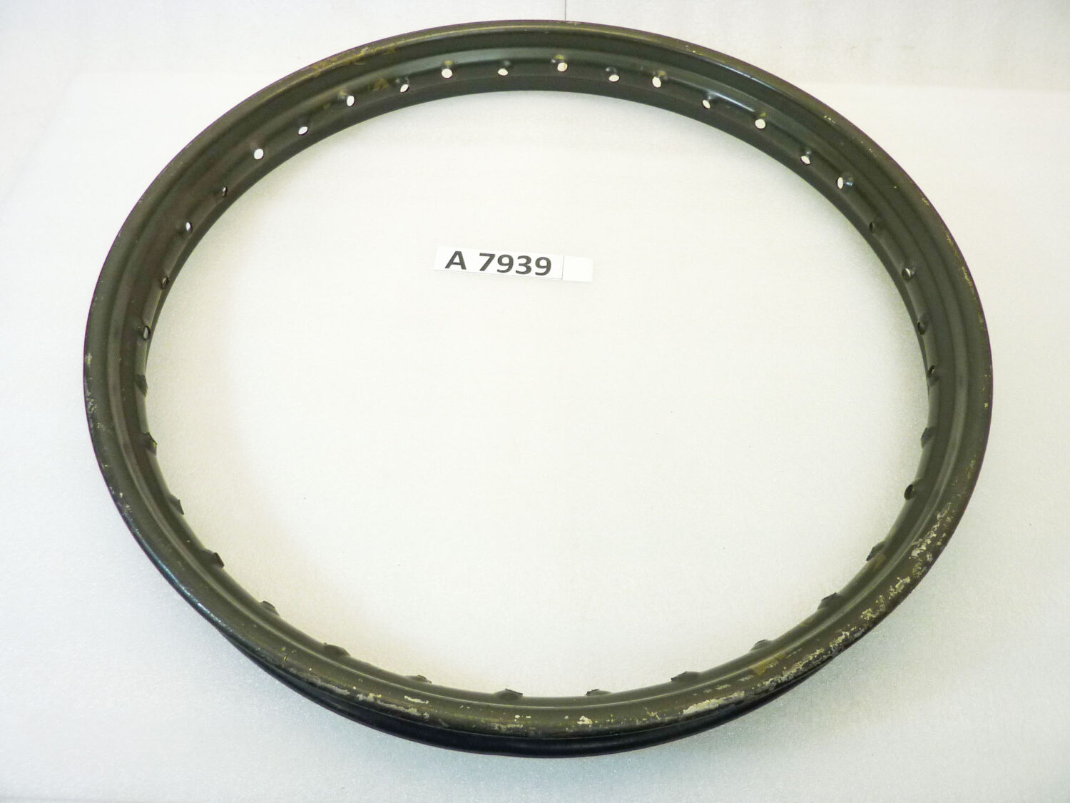 Cerchio acciaio 19 x 1,60 36 fori Agrati Monticello militare - diametro 509 mm - larghezza esterna canale 58,7 mm - interno canale 40 mm moto epoca nuovo fondo di magazzino - il prodotto puo' presentare imperfezioni, puntinature di ruggine, VEDI FOTO SE PRESENTI - immagine 7