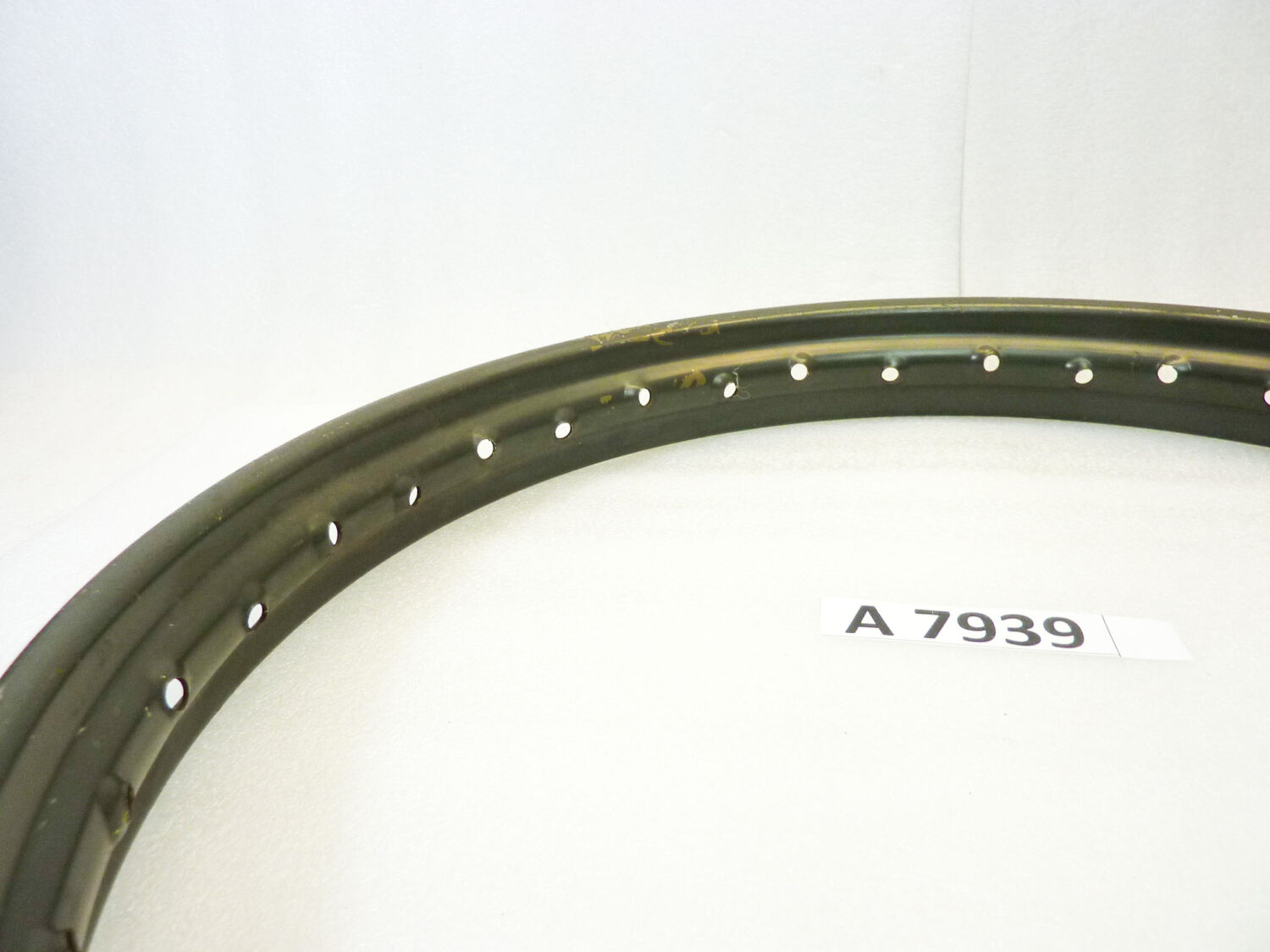Cerchio acciaio 19 x 1,60 36 fori Agrati Monticello militare - diametro 509 mm - larghezza esterna canale 58,7 mm - interno canale 40 mm moto epoca nuovo fondo di magazzino - il prodotto puo' presentare imperfezioni, puntinature di ruggine, VEDI FOTO SE PRESENTI - immagine 9