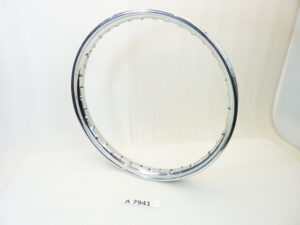 Cerchio acciaio 19 x 1,50 40 fori - diametro 505 mm - larghezza esterna canale 59,7 mm - interno canale 42,4 mm moto epoca nuovo fondo di magazzino - il prodotto puo' presentare imperfezioni, puntinature di ruggine, VEDI FOTO SE PRESENTI