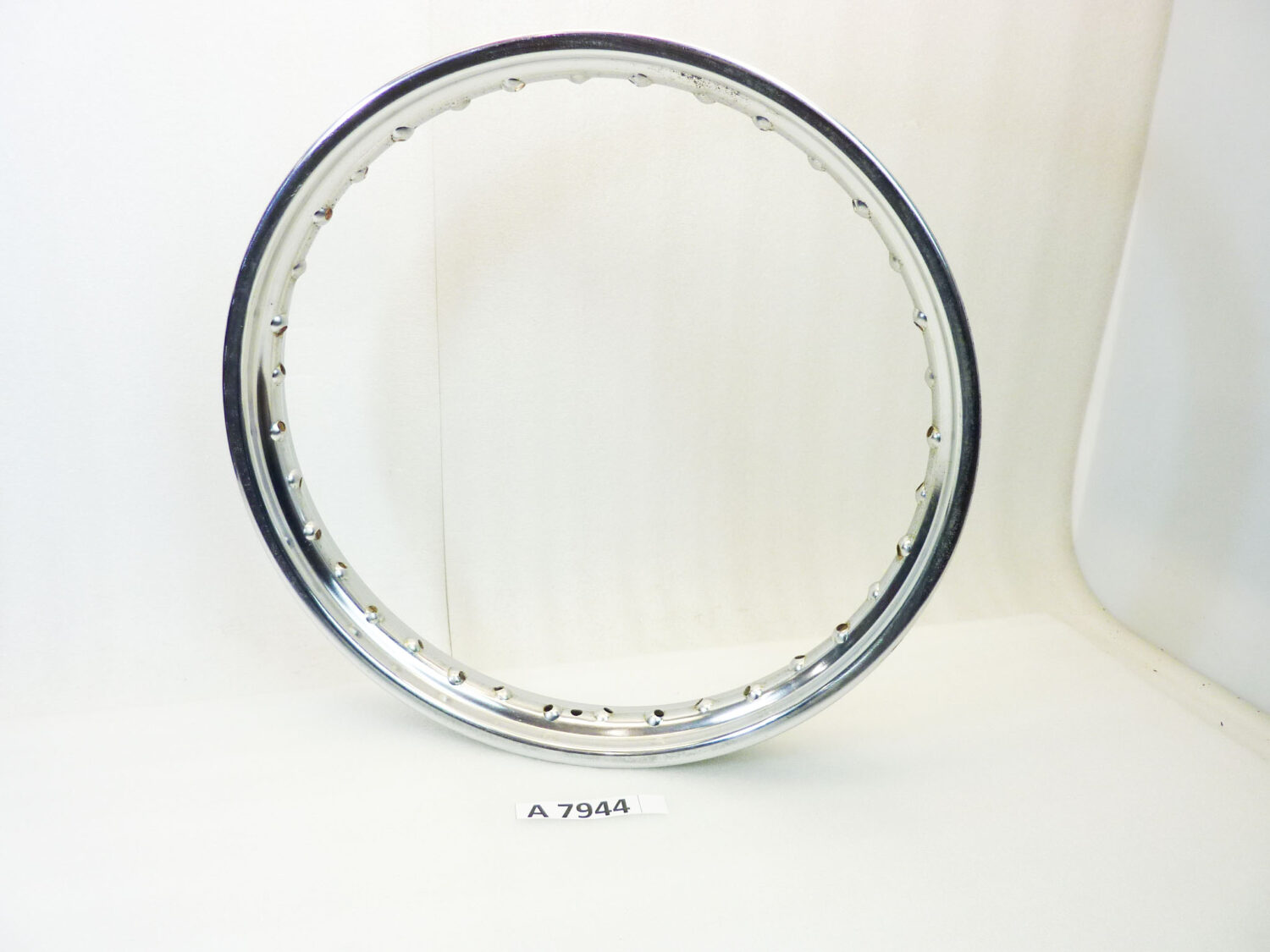 Cerchio acciaio 19 x 1,85 36 fori Radaelli - diametro 510 mm - larghezza esterna canale 68 mm - interno canale 48 mm moto epoca nuovo fondo di magazzino - il prodotto puo' presentare imperfezioni, puntinature di ruggine, VEDI FOTO SE PRESENTI