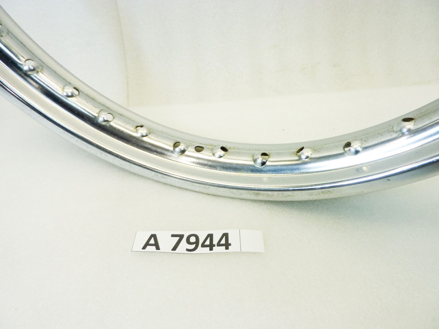 Cerchio acciaio 19 x 1,85 36 fori Radaelli - diametro 510 mm - larghezza esterna canale 68 mm - interno canale 48 mm moto epoca nuovo fondo di magazzino - il prodotto puo' presentare imperfezioni, puntinature di ruggine, VEDI FOTO SE PRESENTI - immagine 2