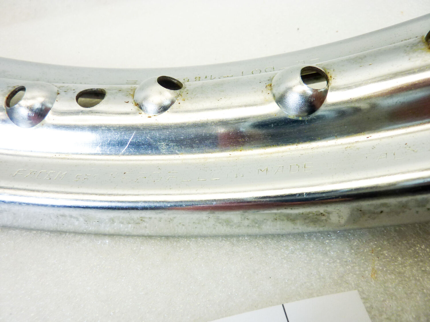 Cerchio acciaio 19 x 1,85 36 fori Radaelli - diametro 510 mm - larghezza esterna canale 68 mm - interno canale 48 mm moto epoca nuovo fondo di magazzino - il prodotto puo' presentare imperfezioni, puntinature di ruggine, VEDI FOTO SE PRESENTI - immagine 4
