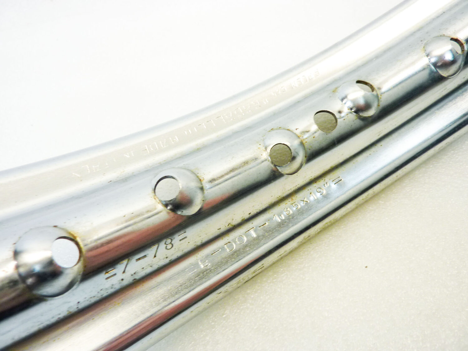 Cerchio acciaio 19 x 1,85 36 fori Radaelli - diametro 510 mm - larghezza esterna canale 68 mm - interno canale 48 mm moto epoca nuovo fondo di magazzino - il prodotto puo' presentare imperfezioni, puntinature di ruggine, VEDI FOTO SE PRESENTI - immagine 5