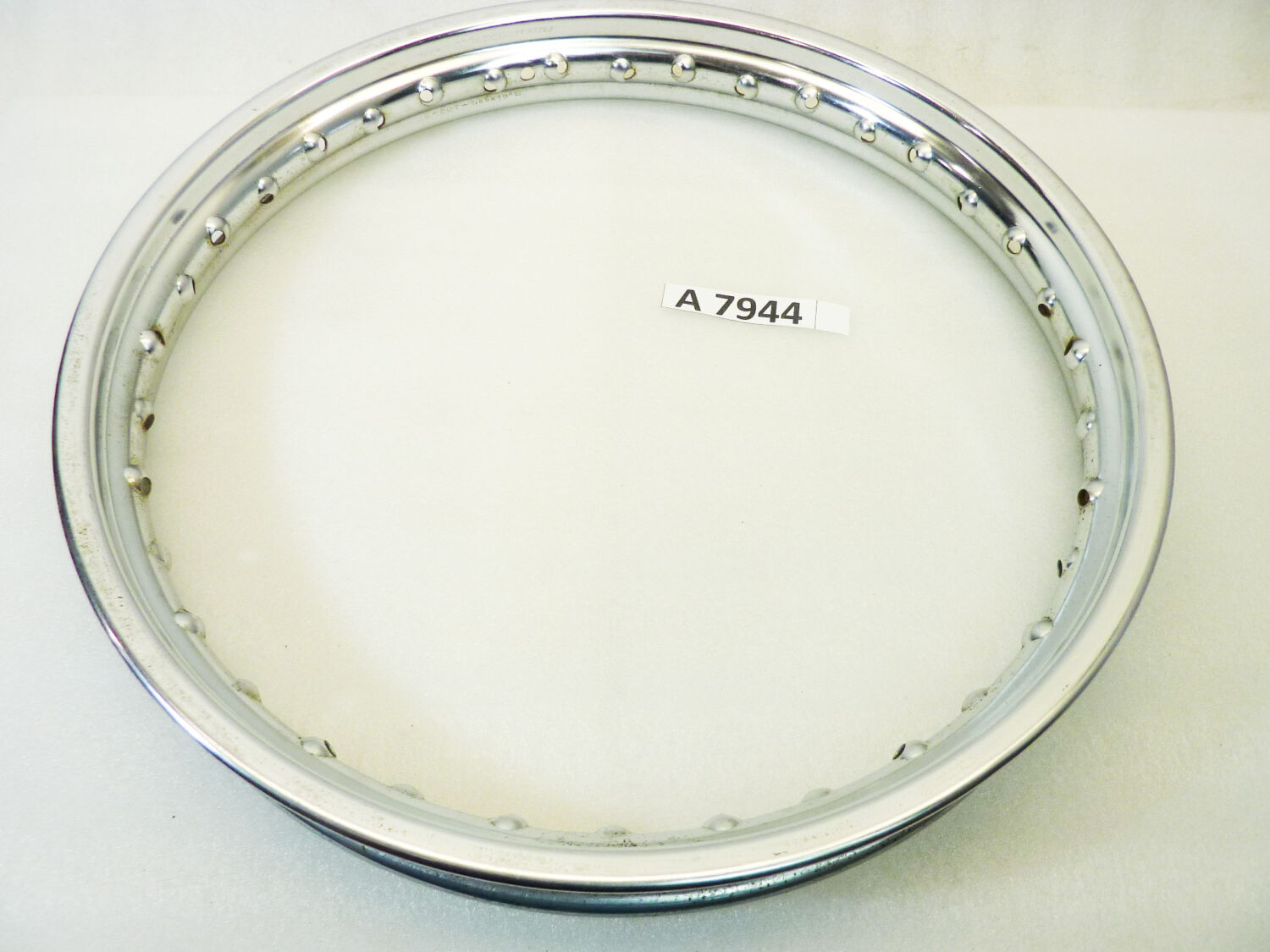 Cerchio acciaio 19 x 1,85 36 fori Radaelli - diametro 510 mm - larghezza esterna canale 68 mm - interno canale 48 mm moto epoca nuovo fondo di magazzino - il prodotto puo' presentare imperfezioni, puntinature di ruggine, VEDI FOTO SE PRESENTI - immagine 7