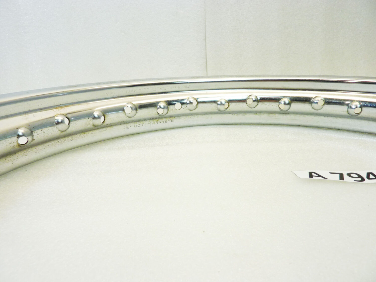 Cerchio acciaio 19 x 1,85 36 fori Radaelli - diametro 510 mm - larghezza esterna canale 68 mm - interno canale 48 mm moto epoca nuovo fondo di magazzino - il prodotto puo' presentare imperfezioni, puntinature di ruggine, VEDI FOTO SE PRESENTI - immagine 9