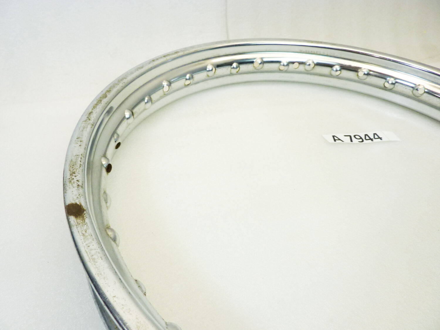 Cerchio acciaio 19 x 1,85 36 fori Radaelli - diametro 510 mm - larghezza esterna canale 68 mm - interno canale 48 mm moto epoca nuovo fondo di magazzino - il prodotto puo' presentare imperfezioni, puntinature di ruggine, VEDI FOTO SE PRESENTI - immagine 12