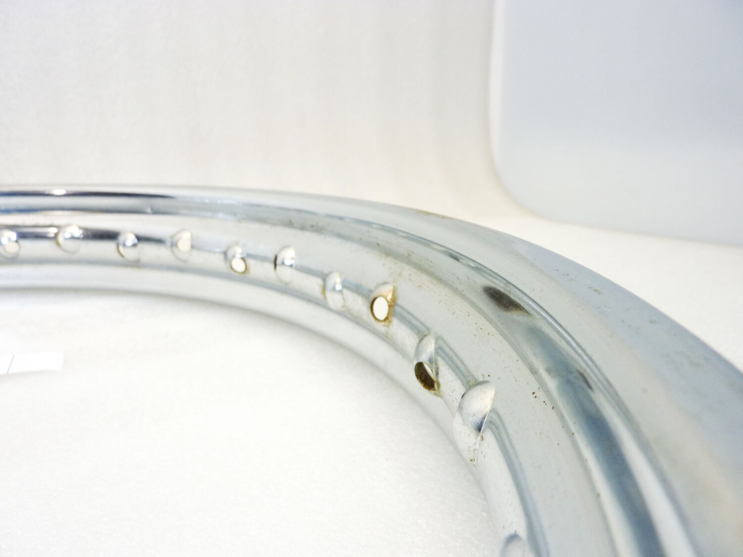 Cerchio acciaio 19 x 1,85 36 fori Radaelli - diametro 510 mm - larghezza esterna canale 68 mm - interno canale 48 mm moto epoca nuovo fondo di magazzino - il prodotto puo' presentare imperfezioni, puntinature di ruggine, VEDI FOTO SE PRESENTI - immagine 13