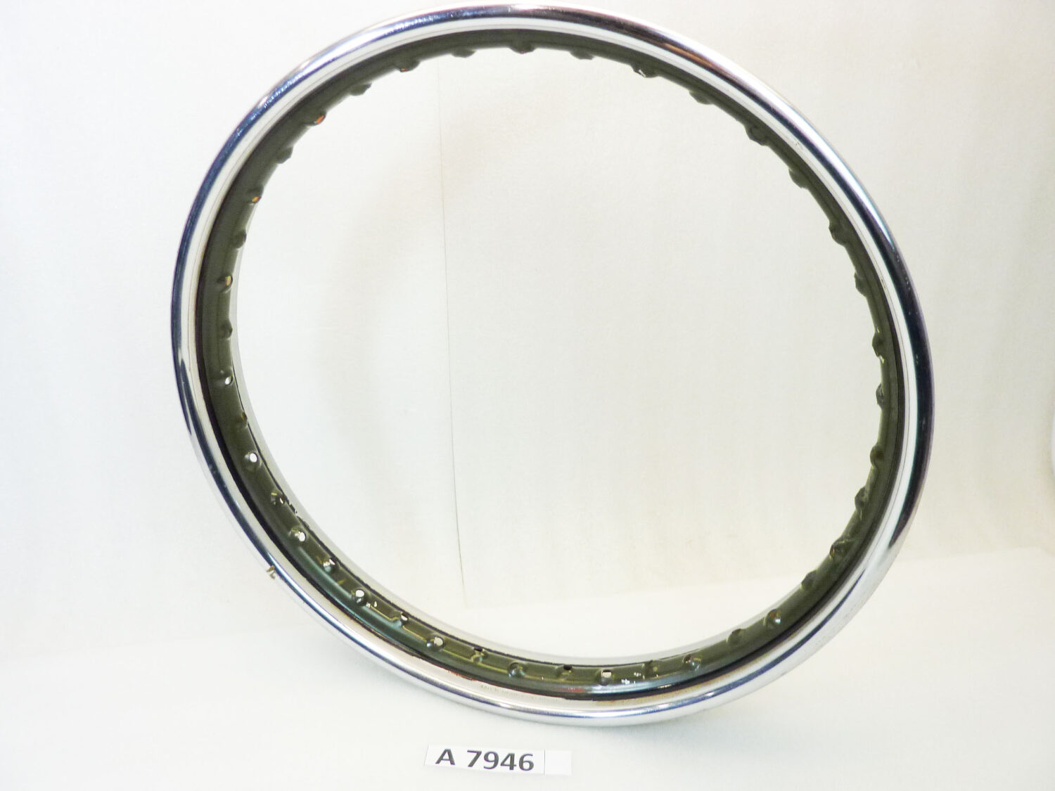Cerchio acciaio 19 x 1,85 40 fori Beretta verniciato militare - diametro 510 mm - larghezza esterna canale 69,7 mm - interno canale 48,5 mm moto epoca nuovo fondo di magazzino - il prodotto puo' presentare imperfezioni, puntinature di ruggine, VEDI FOTO SE PRESENTI