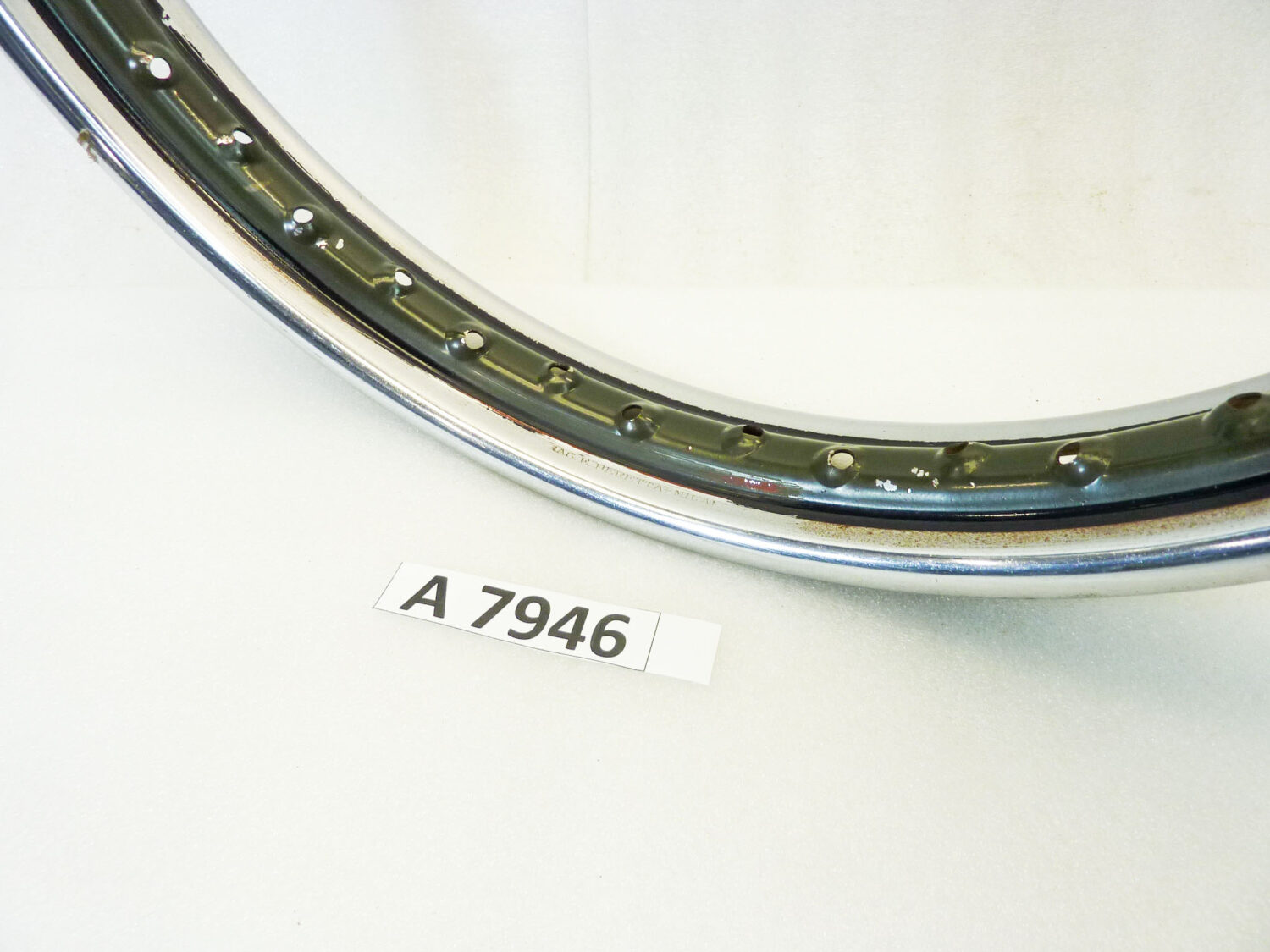 Cerchio acciaio 19 x 1,85 40 fori Beretta verniciato militare - diametro 510 mm - larghezza esterna canale 69,7 mm - interno canale 48,5 mm moto epoca nuovo fondo di magazzino - il prodotto puo' presentare imperfezioni, puntinature di ruggine, VEDI FOTO SE PRESENTI - immagine 2